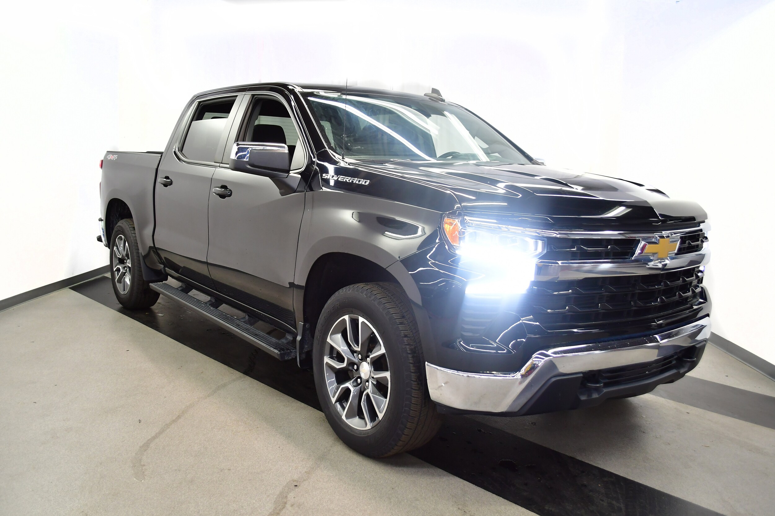 2022 Chevrolet Silverado 1500 LT photo 2