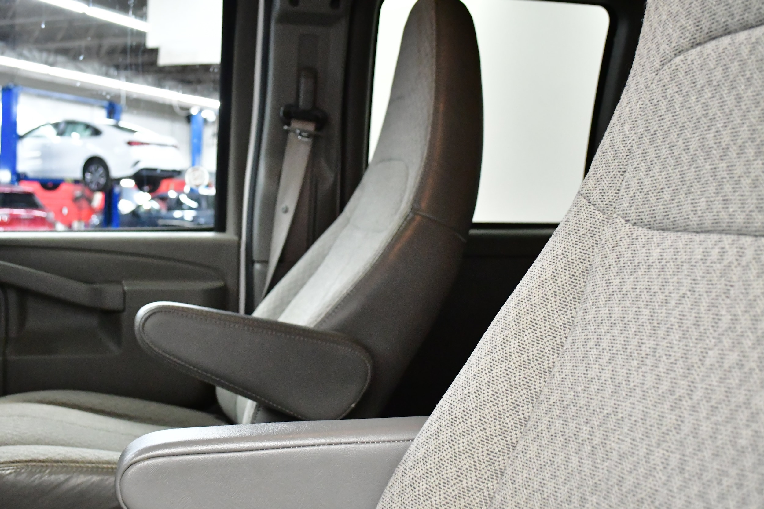 2024 Chevrolet Express Passenger LT - Photo 10