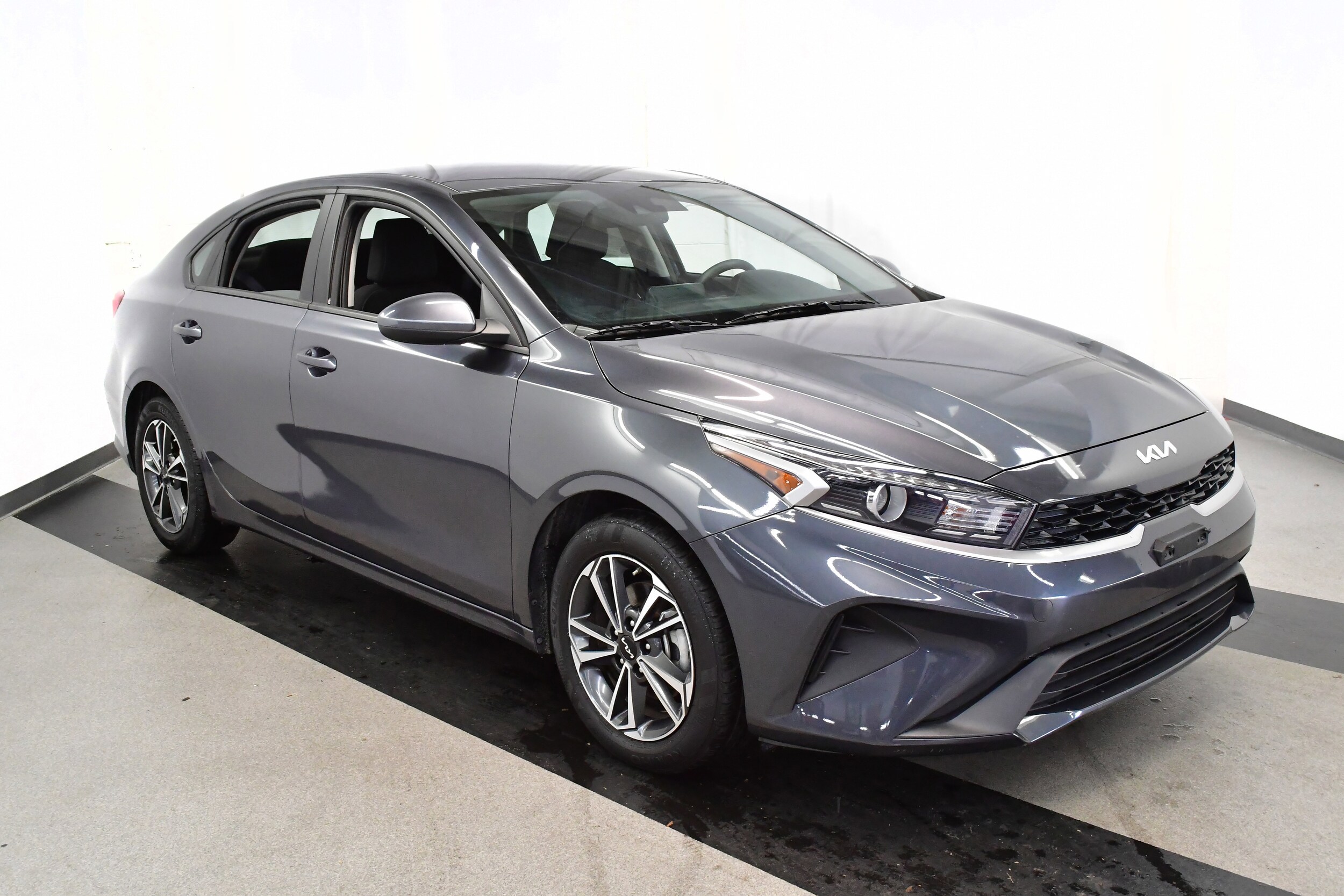 2024 Kia Forte LXS photo 2