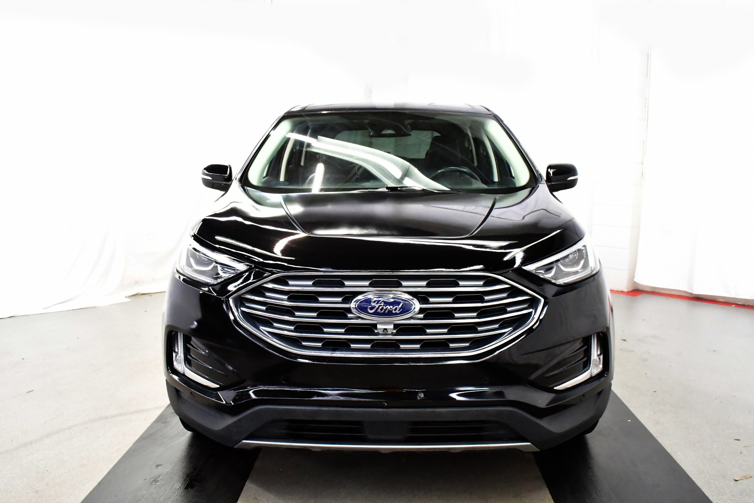 2022 Ford Edge Titanium photo 2