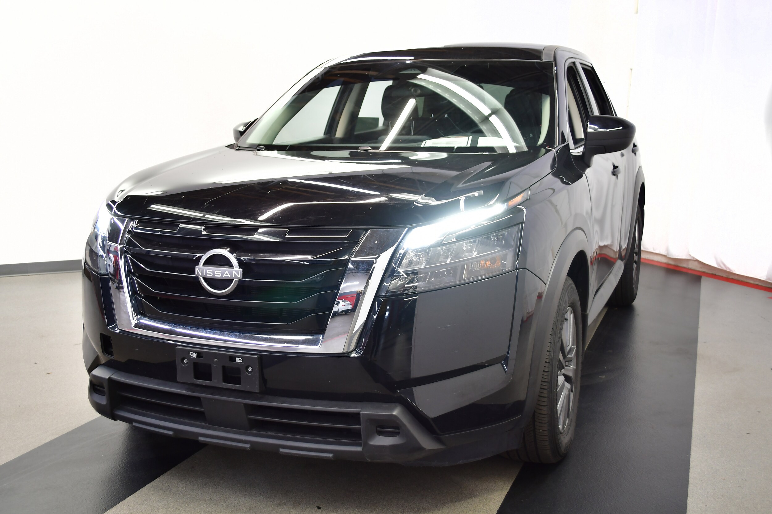 2024 Nissan Pathfinder S photo 2