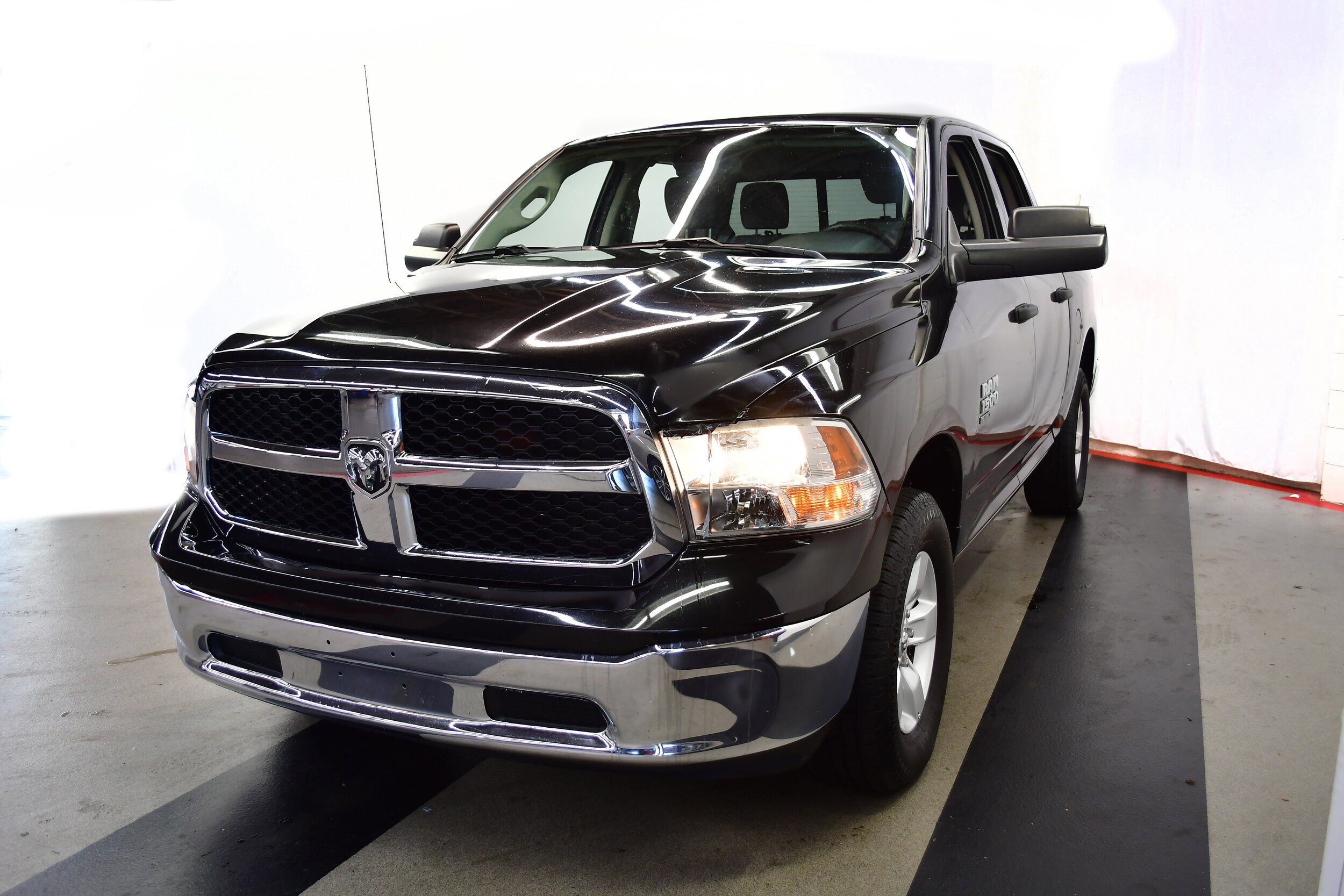 2023 Ram 1500 Classic SLT photo 3