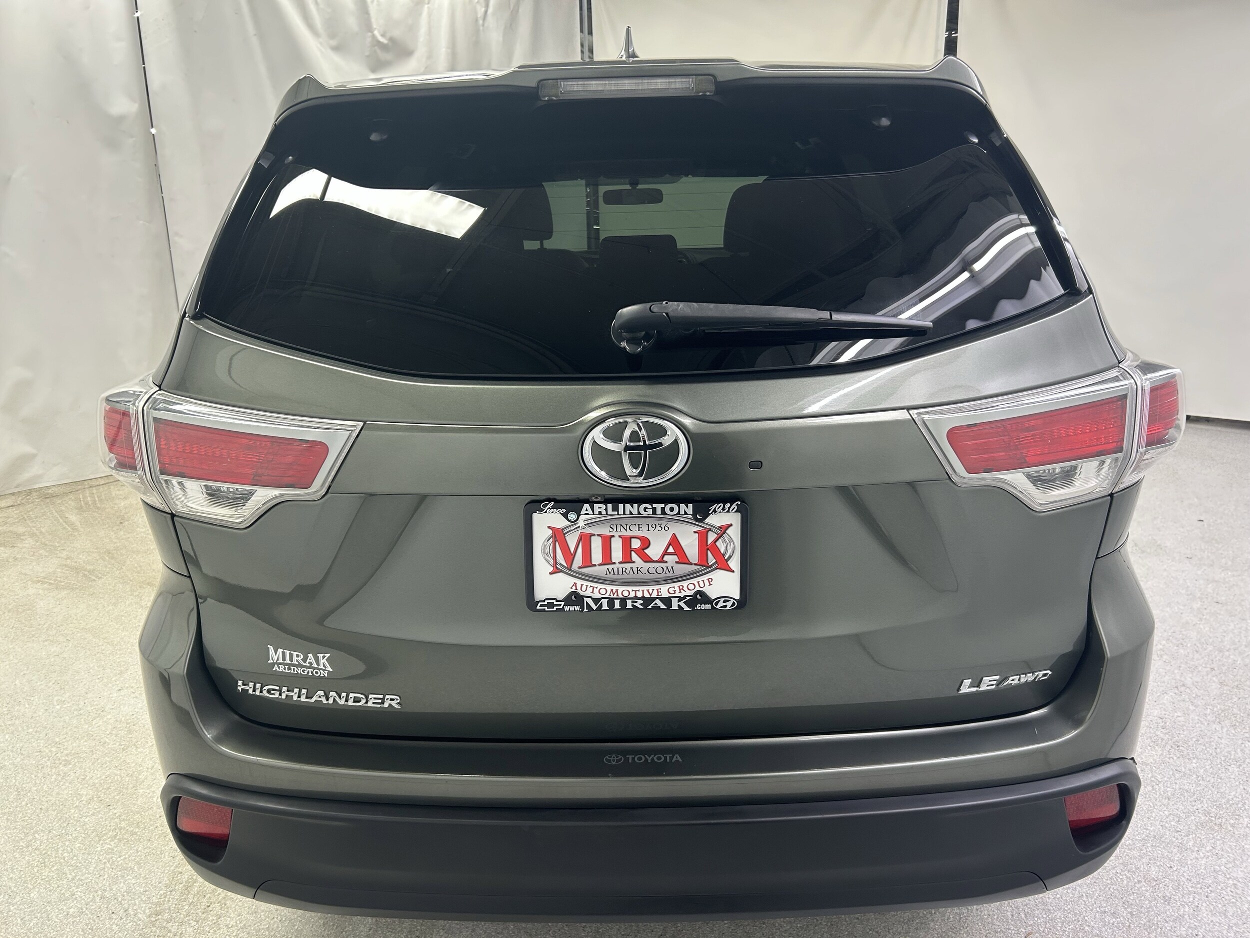 2016 Toyota Highlander LE photo 4