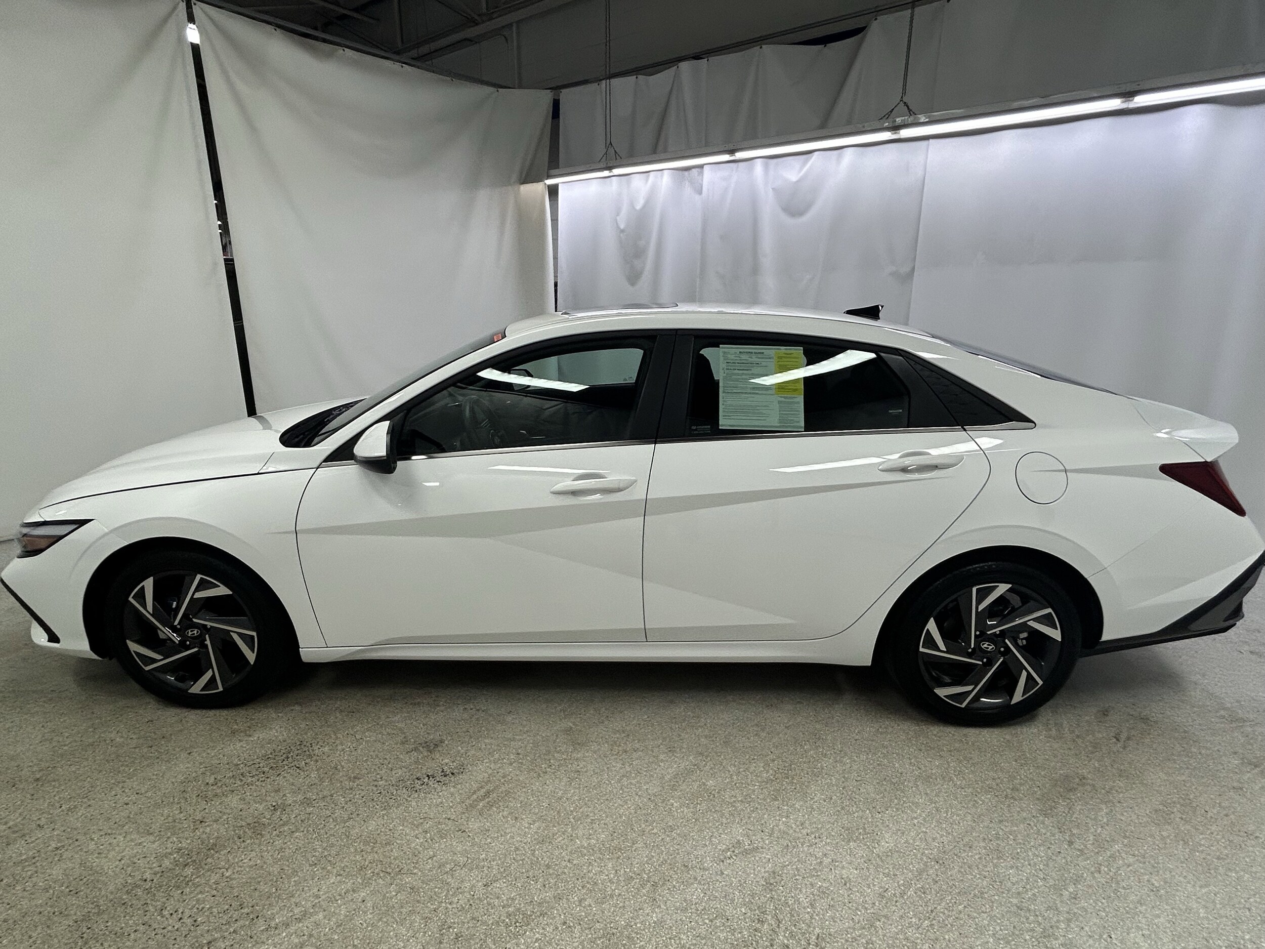 2025 Hyundai Elantra Limited photo 2