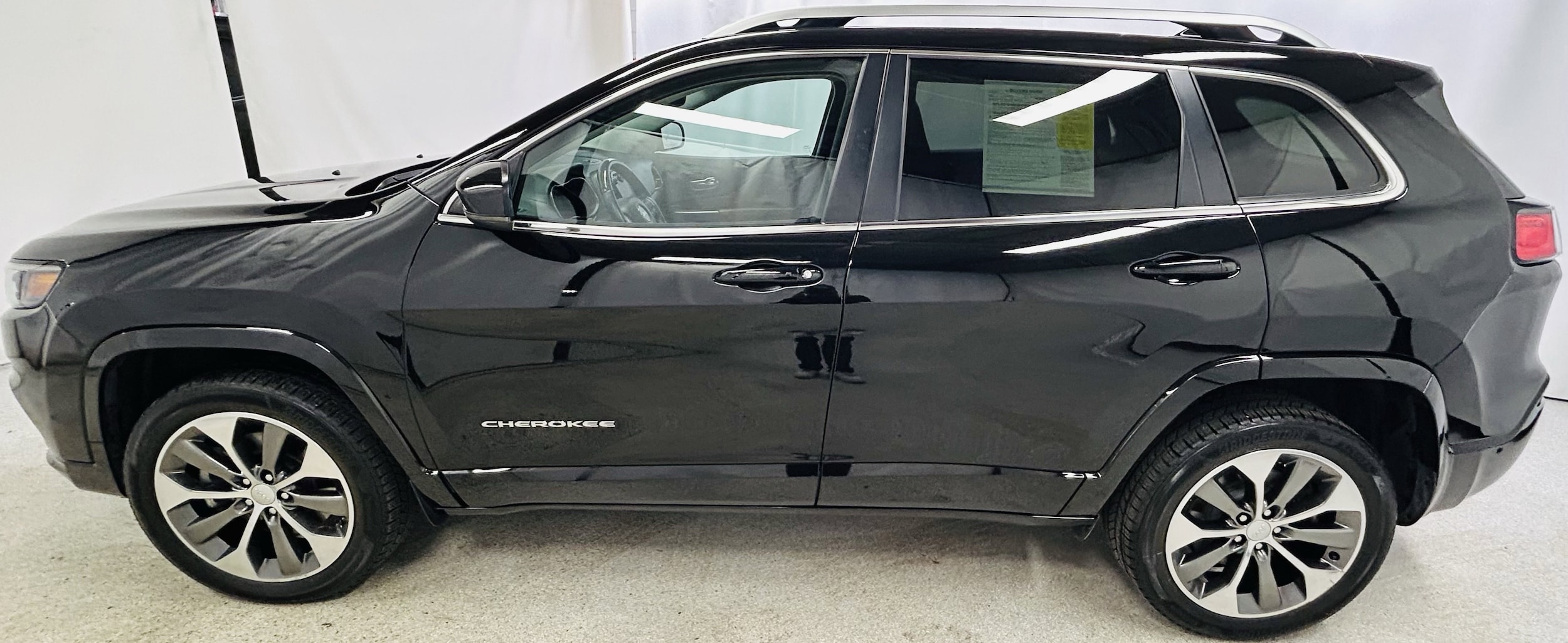 Used 2019 Jeep Cherokee Overland with VIN 1C4PJMJX9KD249729 for sale in Arlington, MA