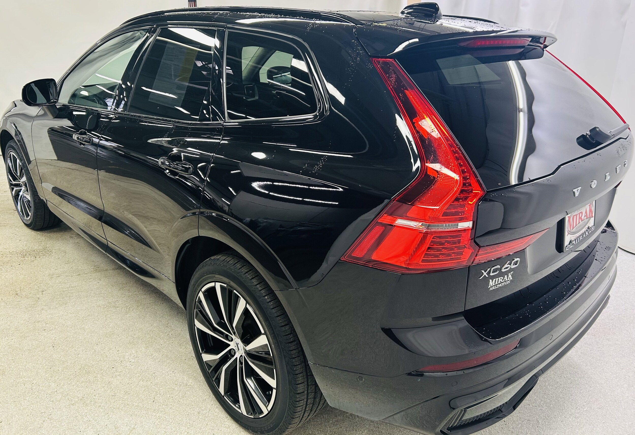 2025 Volvo XC60 B5 Plus photo 2