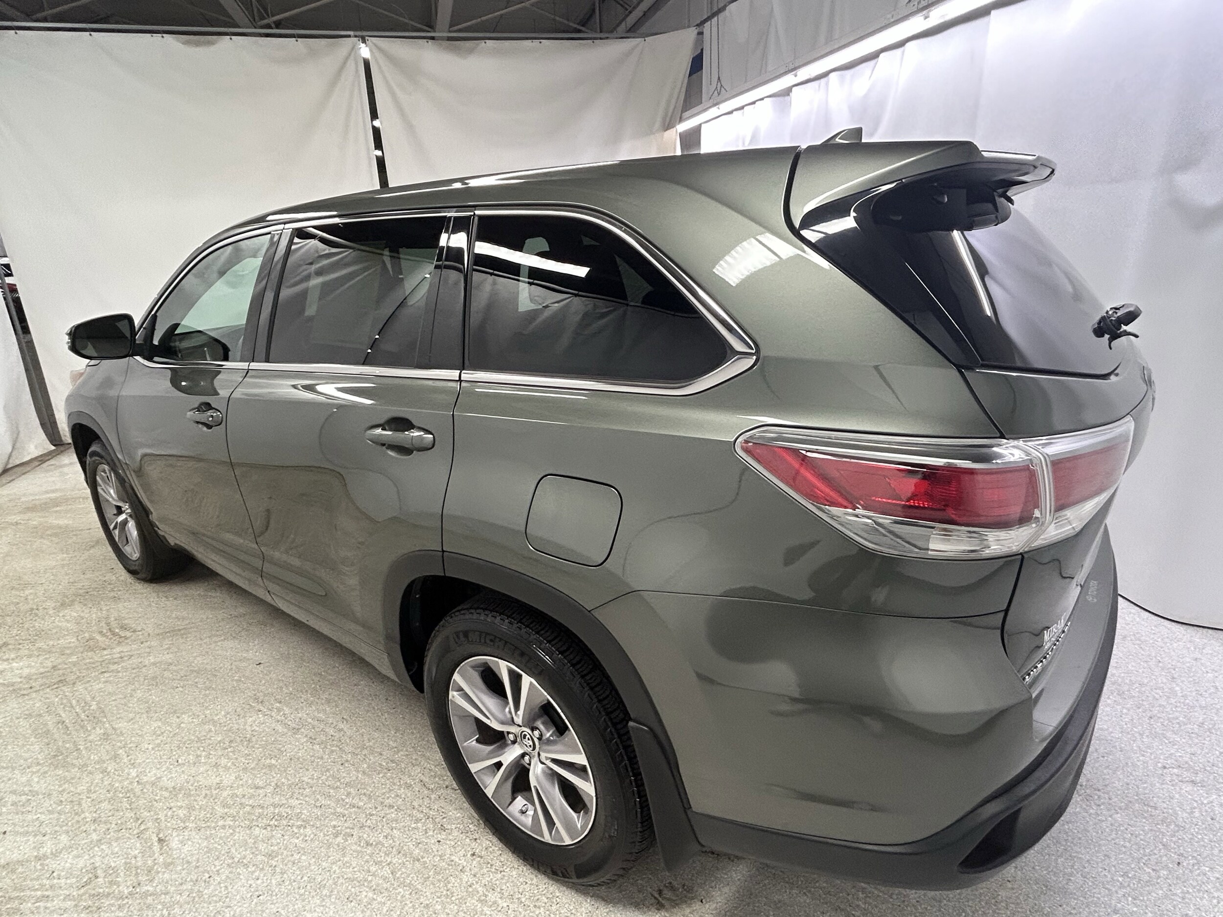 2016 Toyota Highlander LE photo 3
