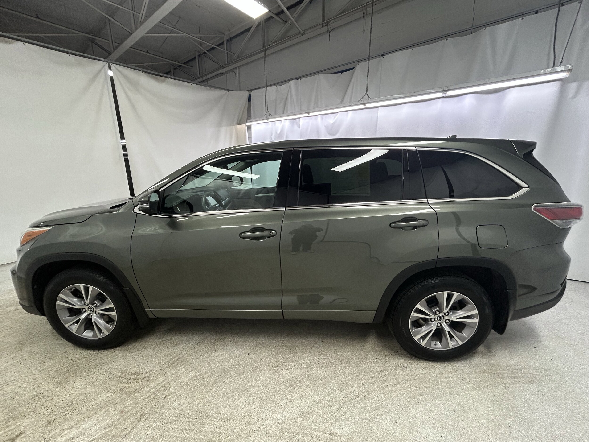 2016 Toyota Highlander LE photo 2