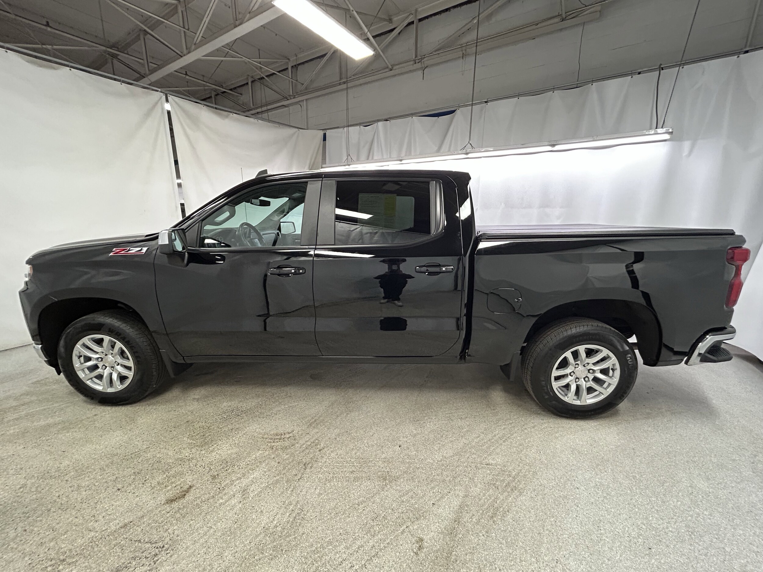 2019 Chevrolet Silverado 1500 LT photo 2