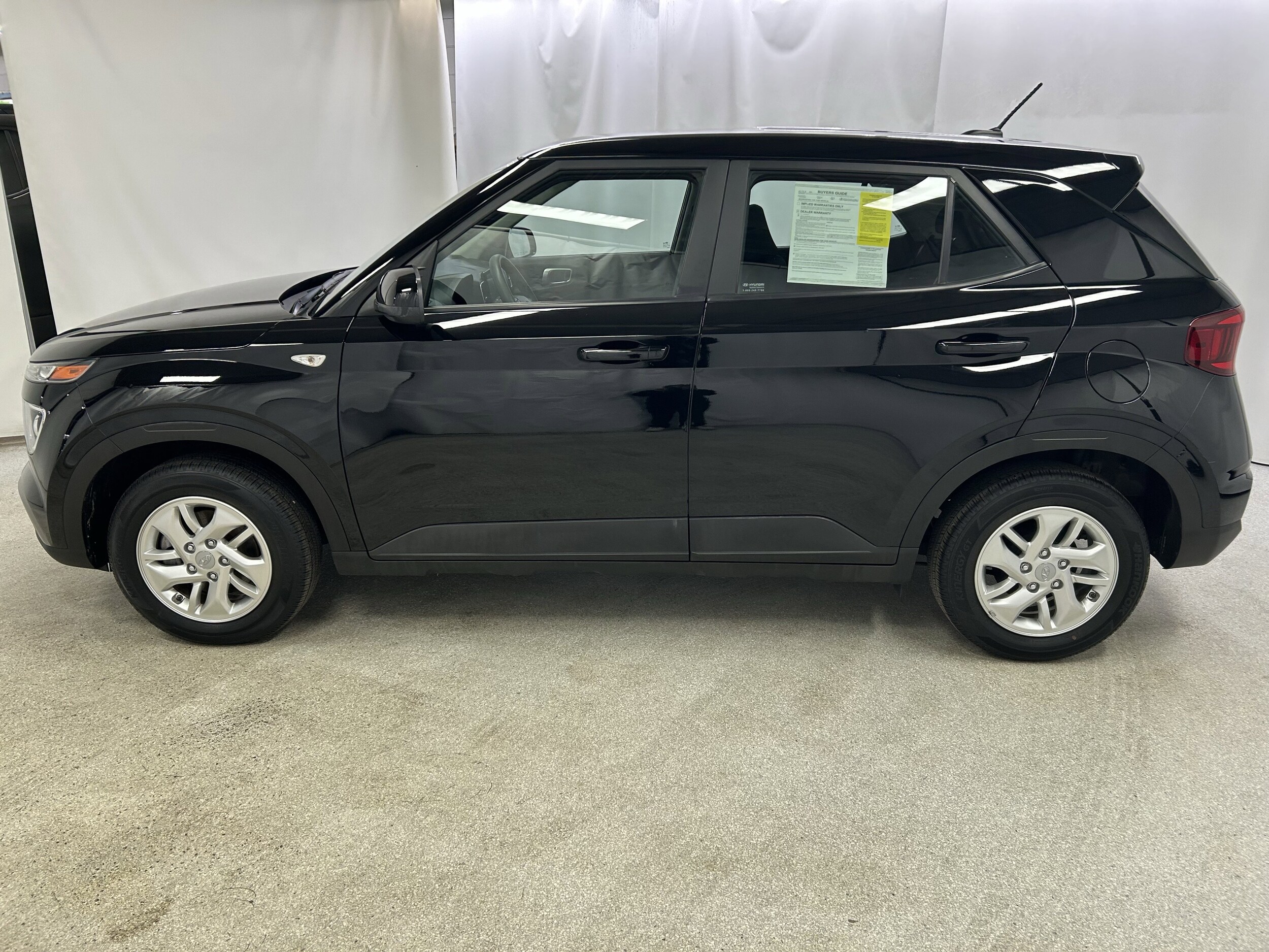 2023 Hyundai Venue SE photo 2