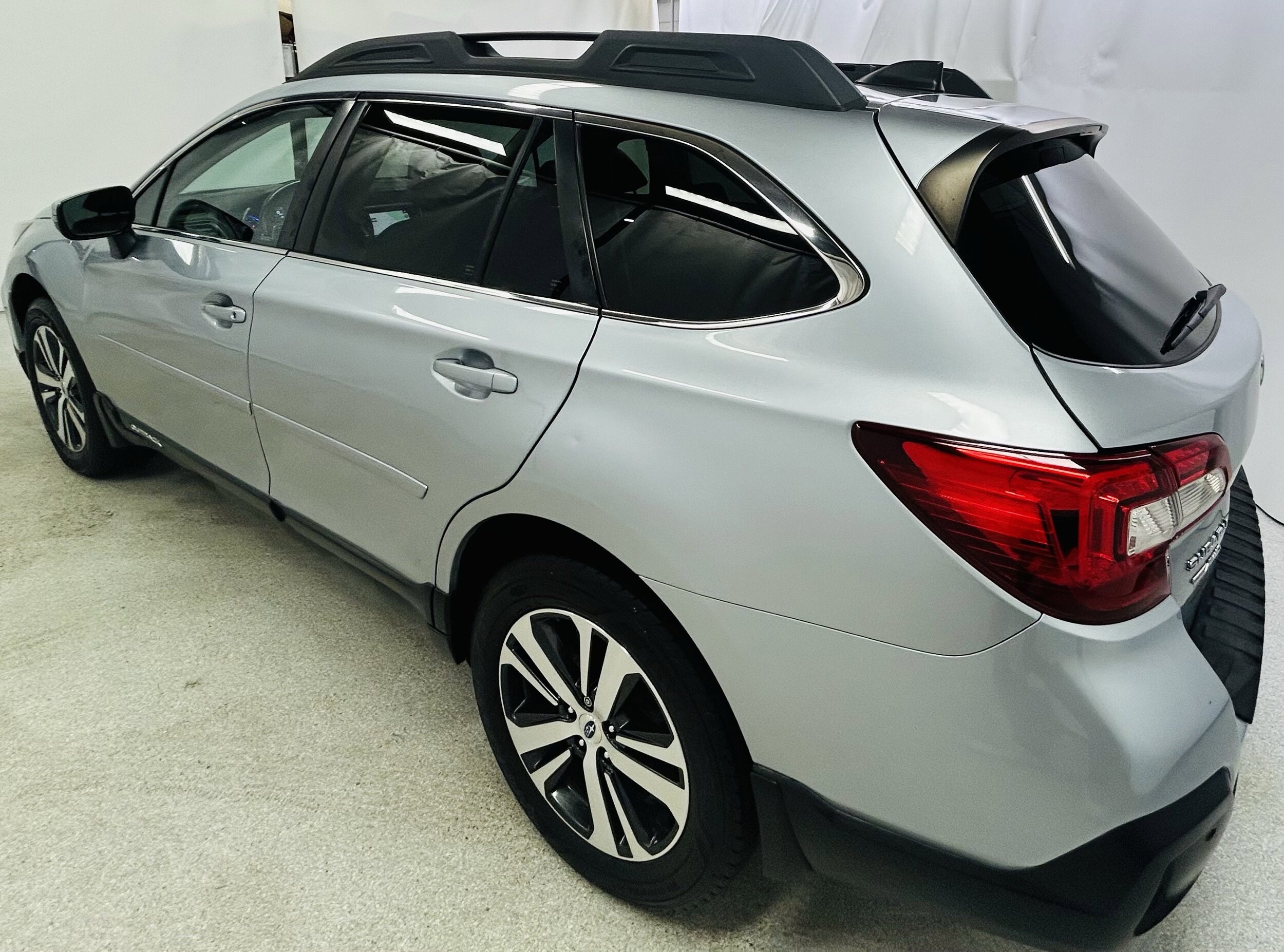 2018 Subaru Outback 2.5i Limited photo 2