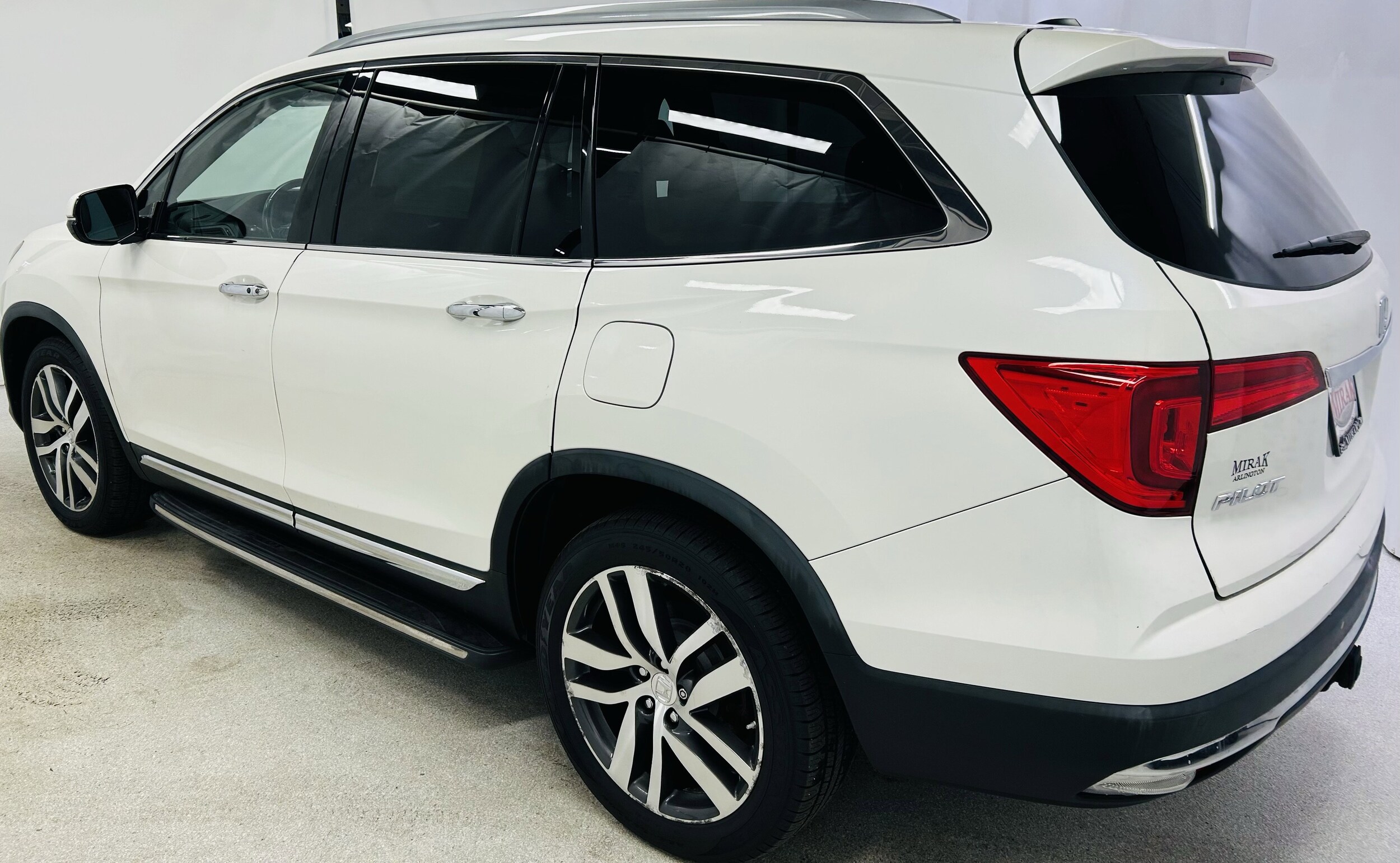 2016 Honda Pilot Elite photo 2