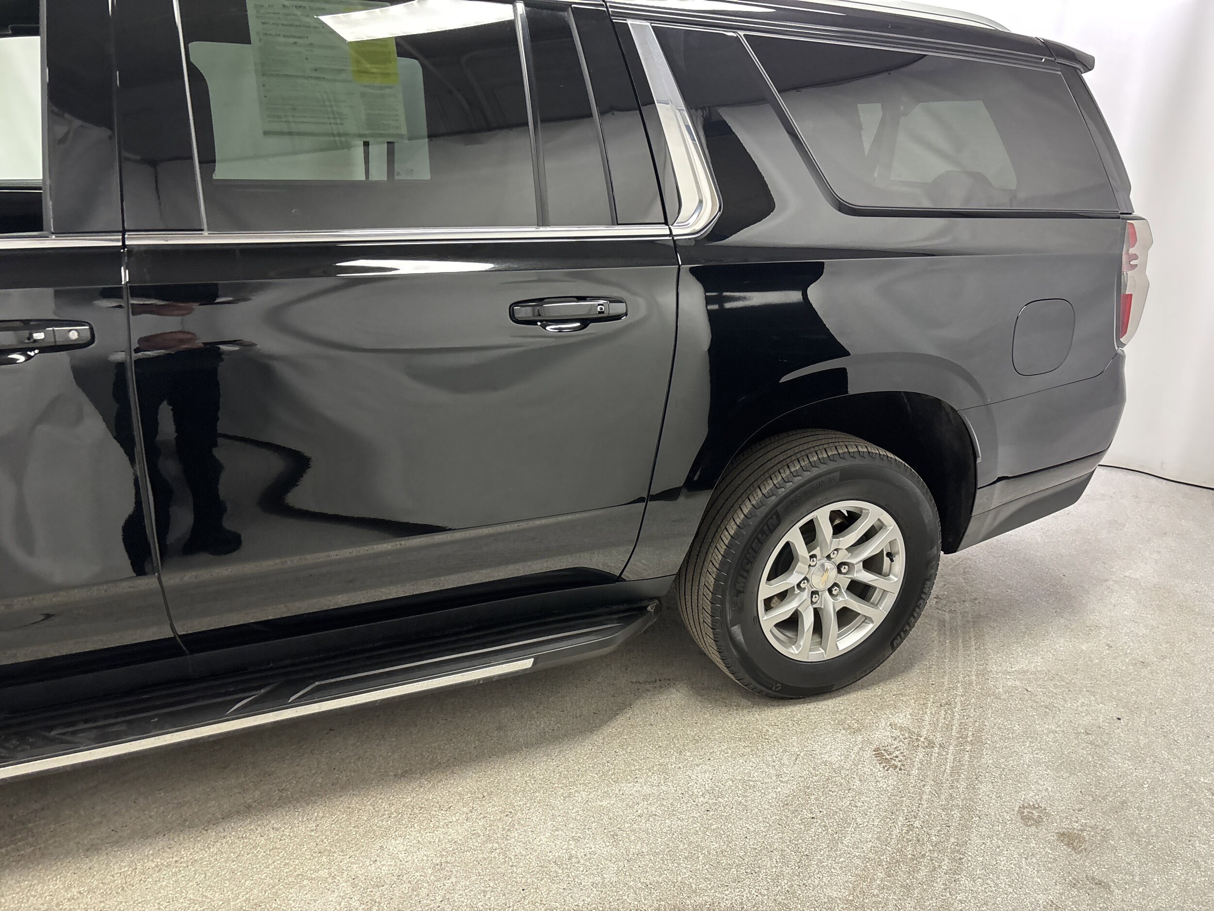 2023 Chevrolet Suburban LT photo 3