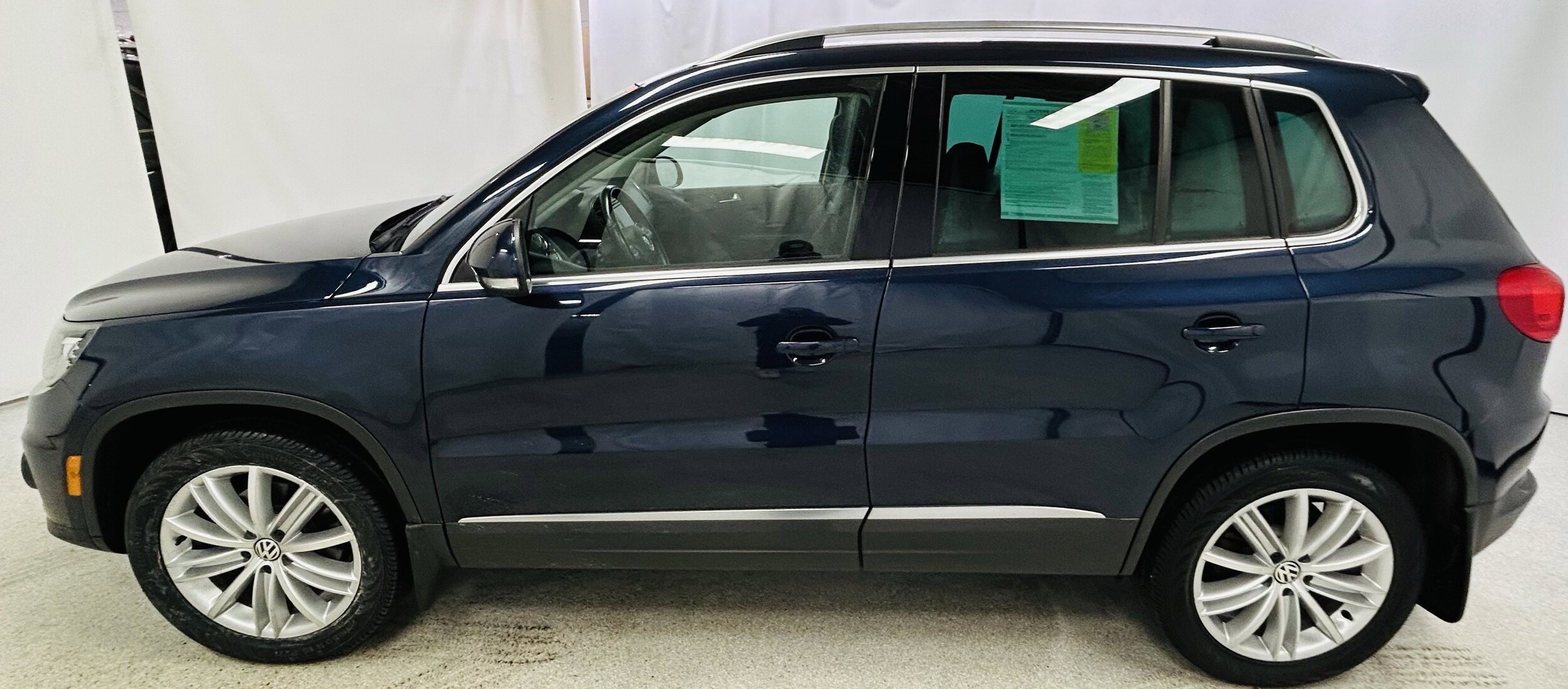 2016 Volkswagen Tiguan SEL photo 2