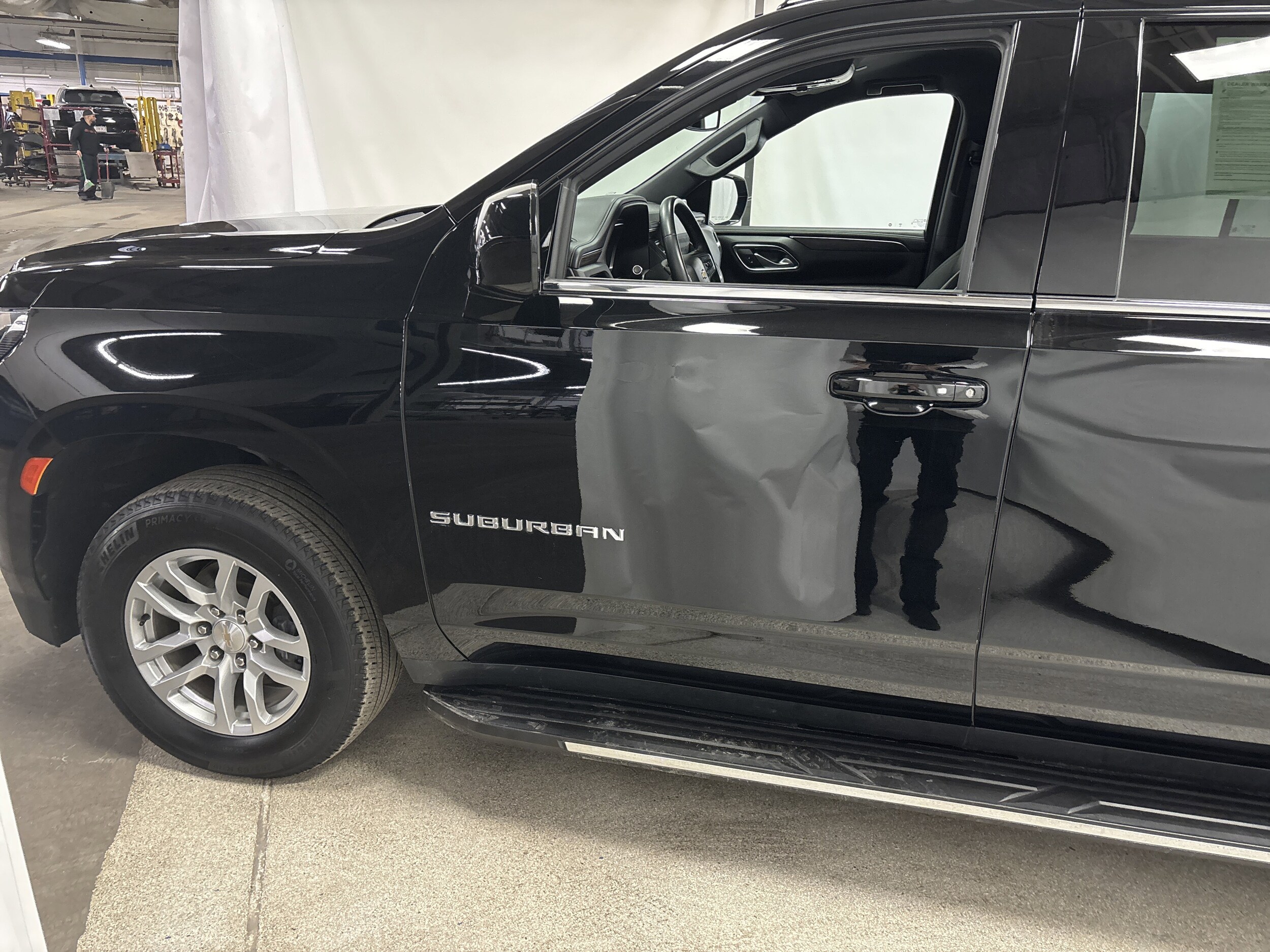 2023 Chevrolet Suburban LT photo 2