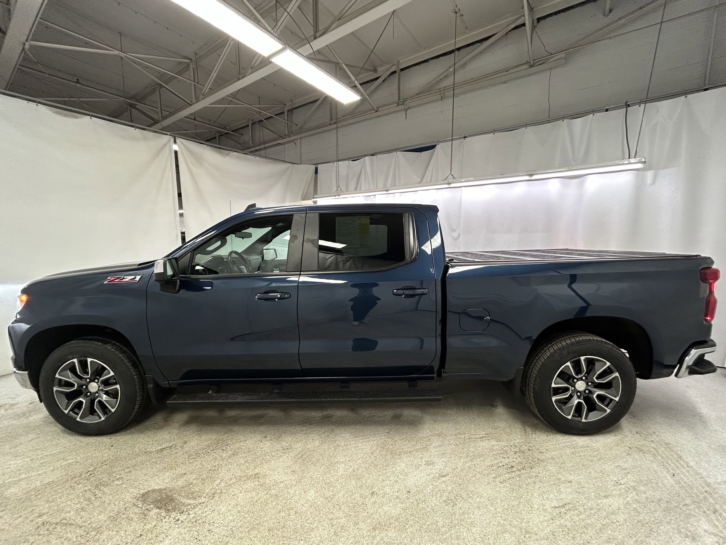 2023 Chevrolet Silverado 1500 photo 2