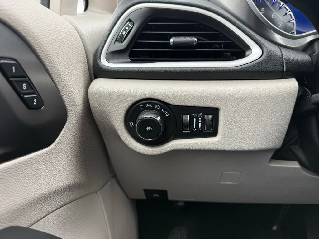 2023 Chrysler Pacifica Touring L - Photo 28