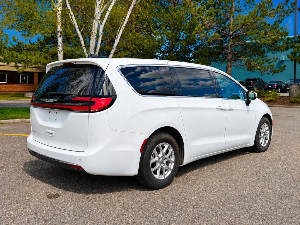 2023 Chrysler Pacifica Touring L - Photo 8