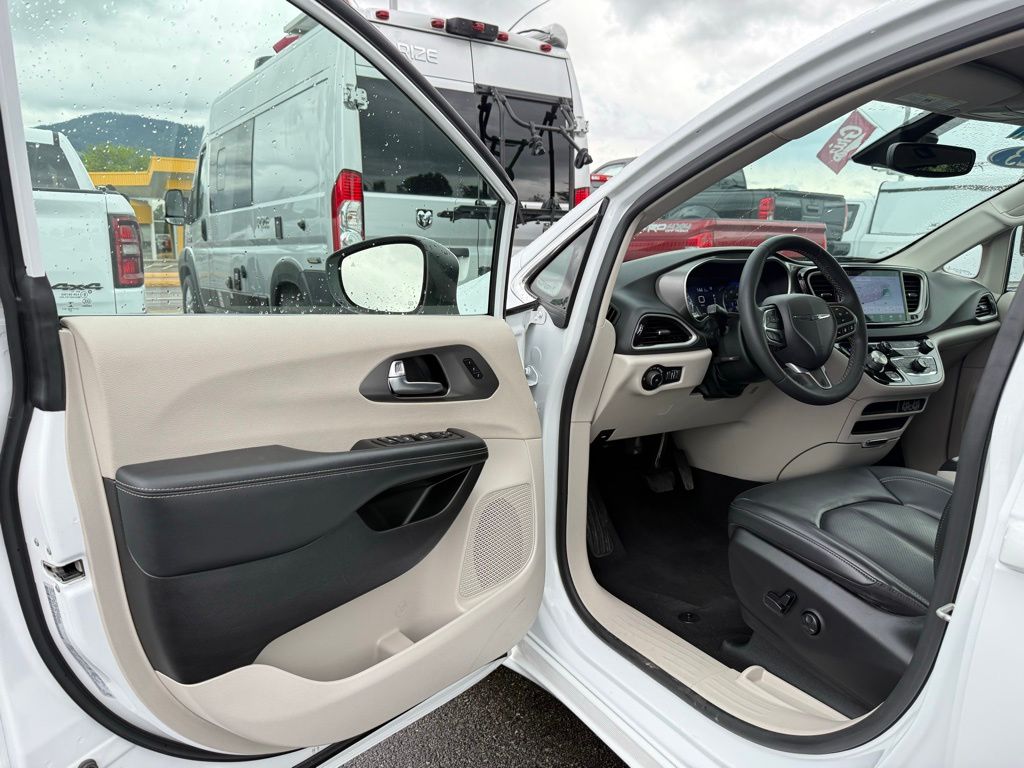 2023 Chrysler Pacifica Touring L - Photo 12
