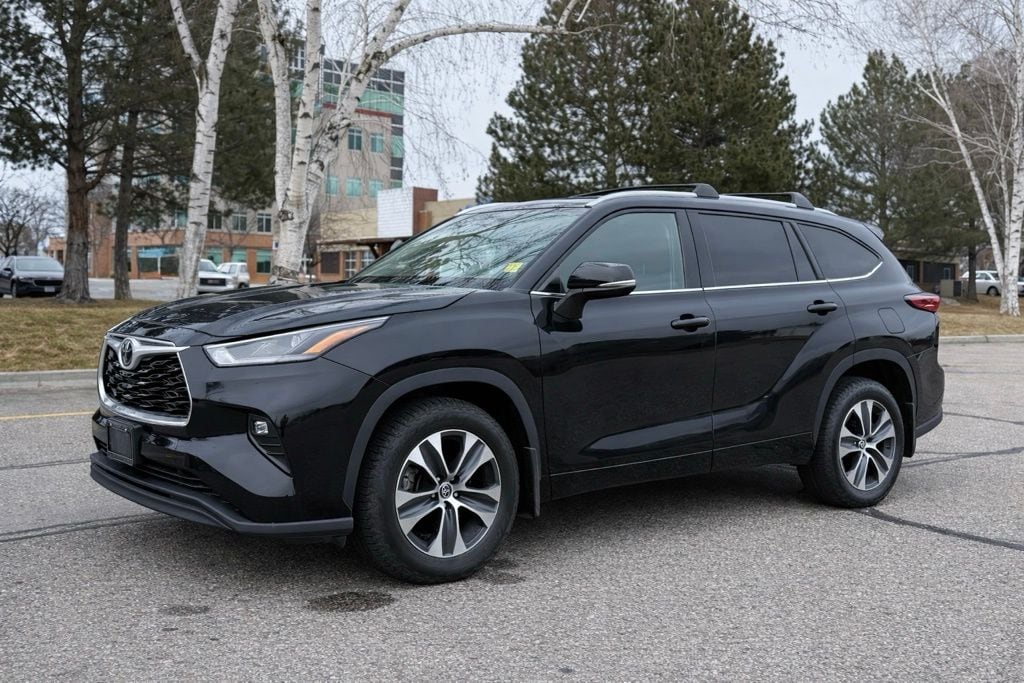 Used 2022 Toyota Highlander XLE 8 Passenger AWD SUV