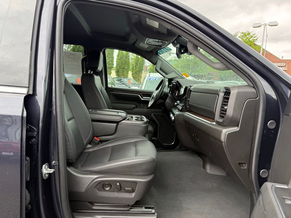 2025 GMC Sierra 1500 SLT - Photo 17