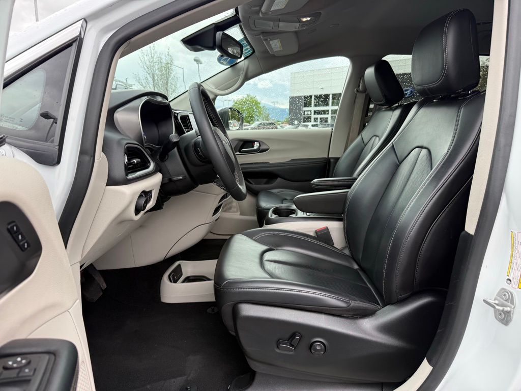 2023 Chrysler Pacifica Touring L - Photo 13