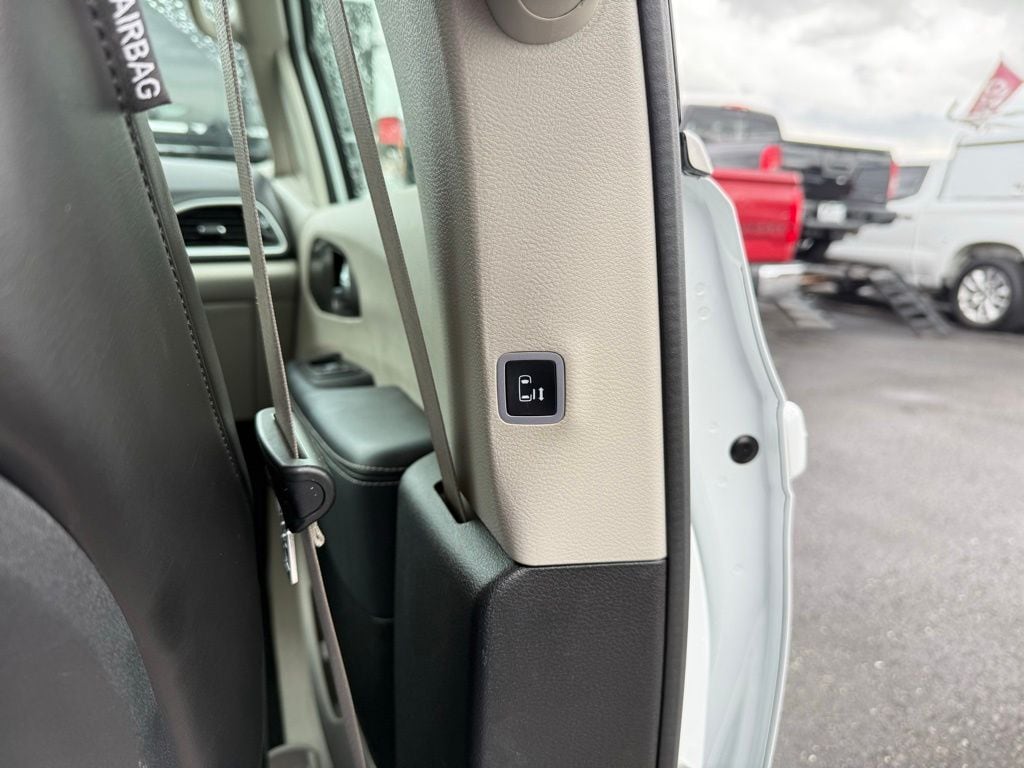 2023 Chrysler Pacifica Touring L - Photo 20