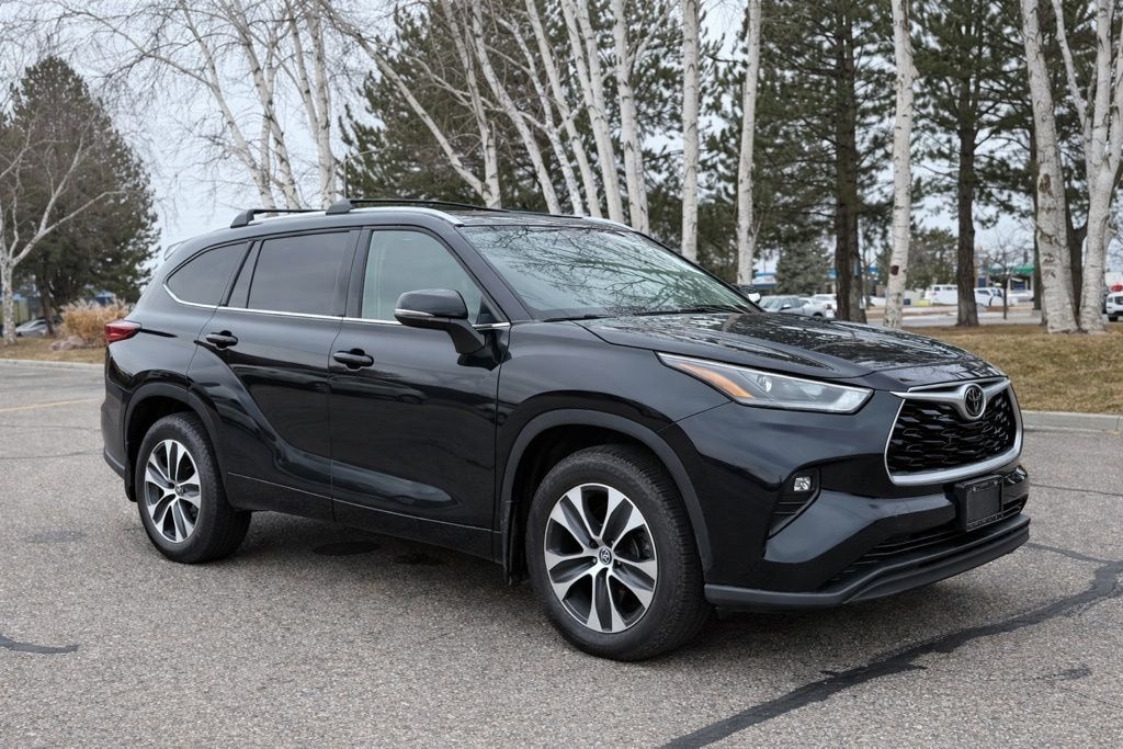 Used 2022 Toyota Highlander XLE 8 Passenger AWD SUV