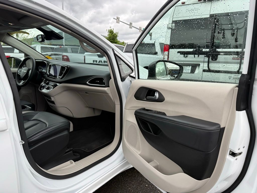2023 Chrysler Pacifica Touring L - Photo 14