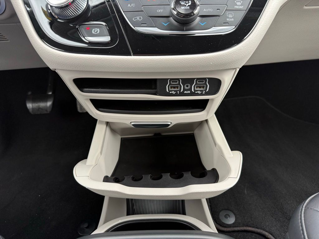 2023 Chrysler Pacifica Touring L - Photo 34
