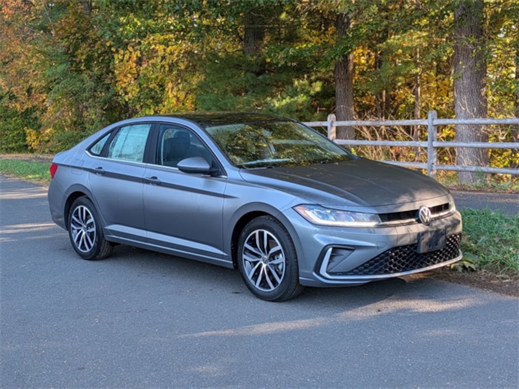 New 2025 Volkswagen Jetta 1.5T SE Sedan