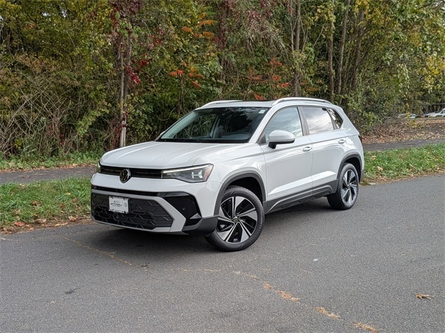 2025 Volkswagen Taos SE's photo