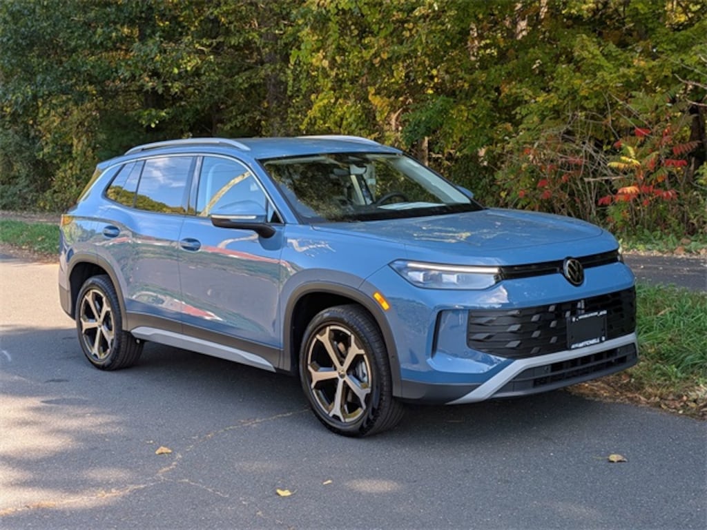 New 2025 Volkswagen Tiguan 2.0T SE SUV