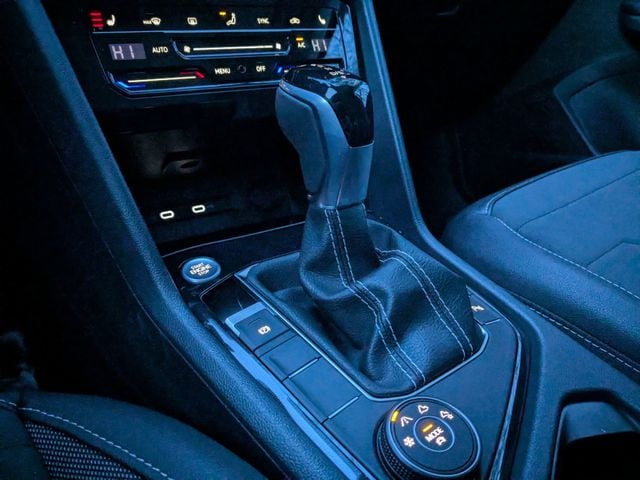 2025 Volkswagen Taos SE Black - Photo 13