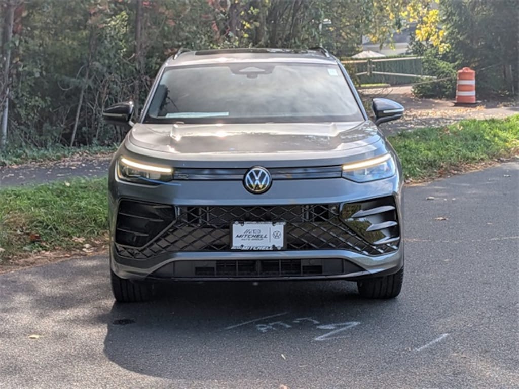 New 2025 Volkswagen Tiguan 2.0T SE R-Line Black SUV