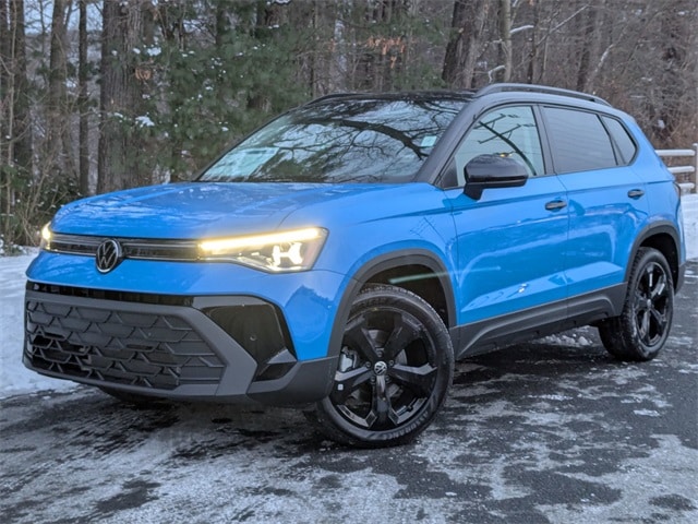 2025 Volkswagen Taos SE Black's photo