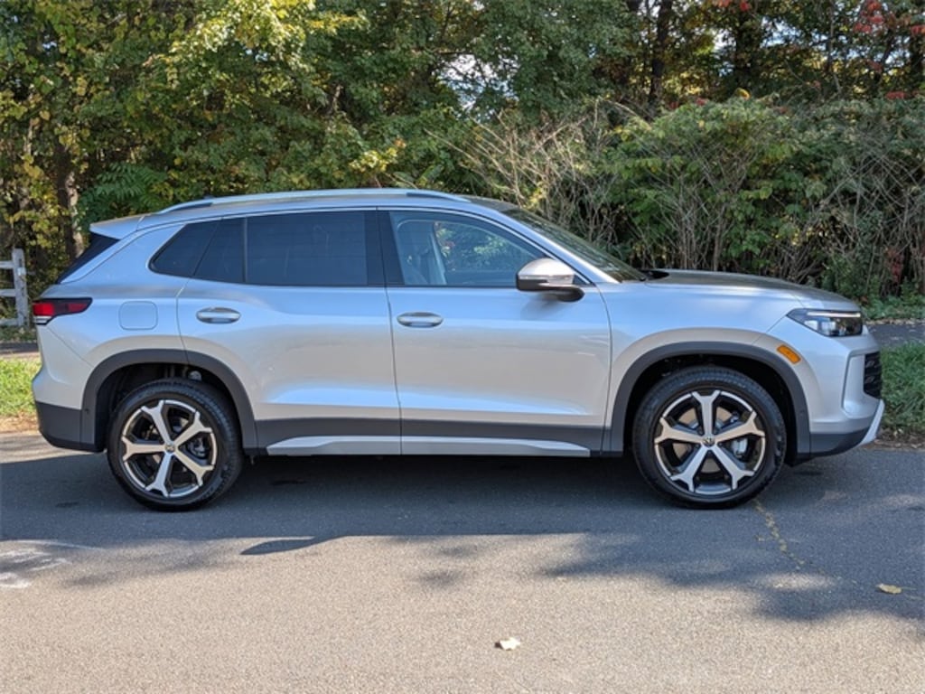 New 2025 Volkswagen Tiguan 2.0T SE SUV