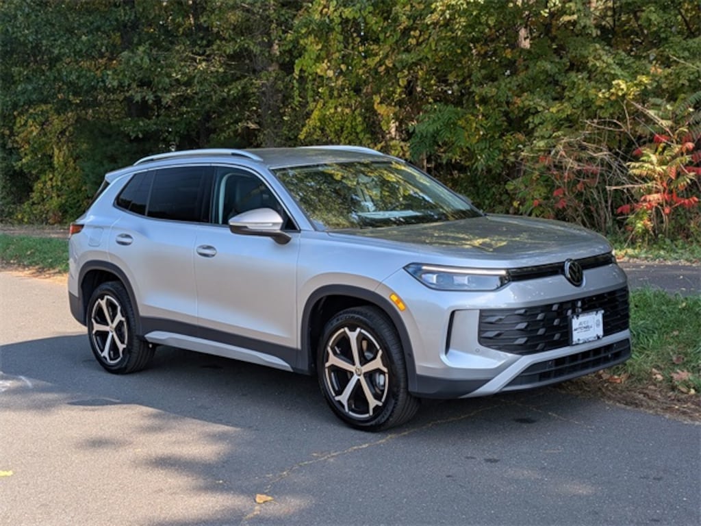 New 2025 Volkswagen Tiguan 2.0T SE SUV