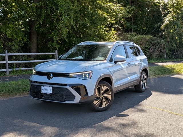 2025 Volkswagen Taos SE's photo