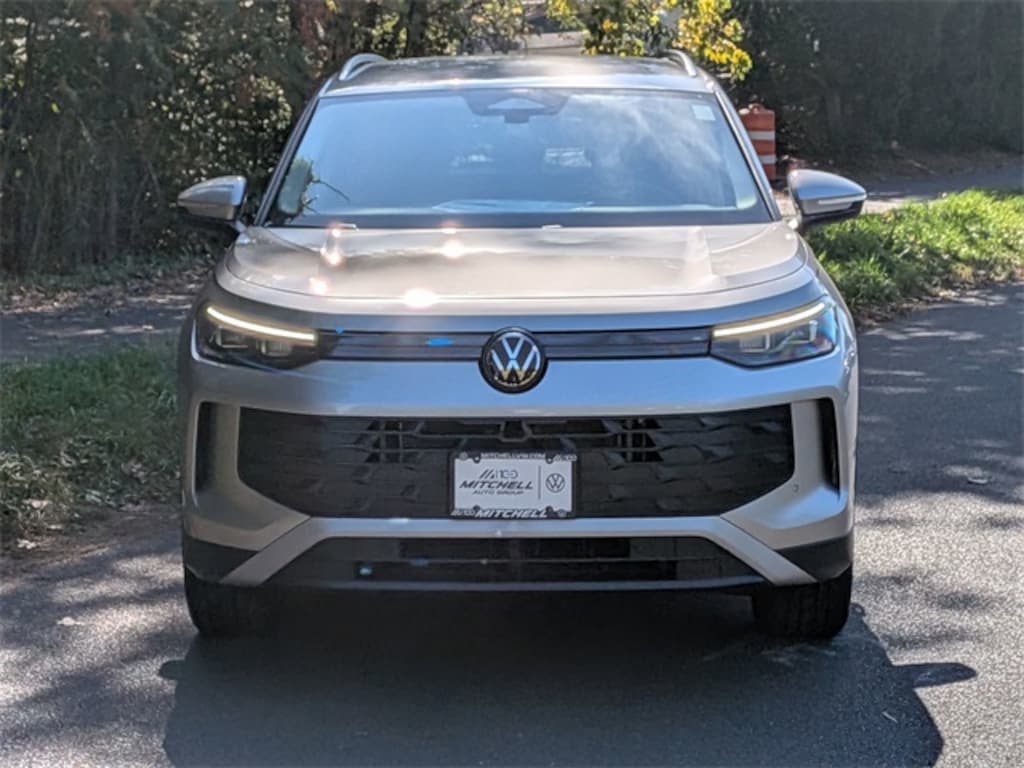 New 2025 Volkswagen Tiguan 2.0T SE SUV