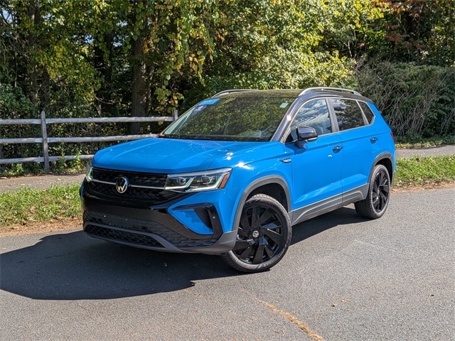 2024 Volkswagen Taos SE Black's photo