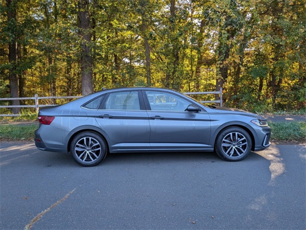 New 2025 Volkswagen Jetta 1.5T SE Sedan