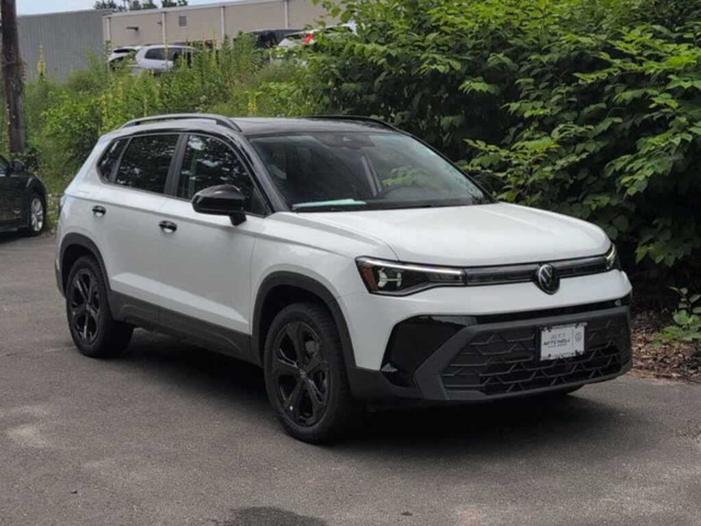 New 2026 Volkswagen Taos 1.5T SE Black SUV