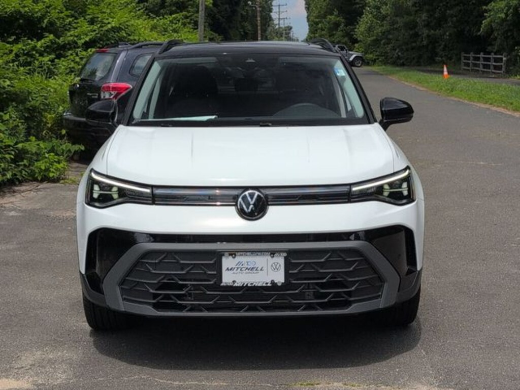 New 2026 Volkswagen Taos 1.5T SE Black SUV