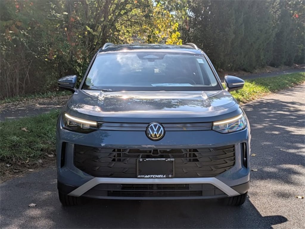 New 2025 Volkswagen Tiguan 2.0T SE SUV