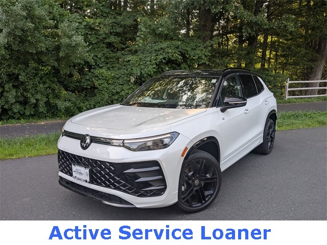 2025 Volkswagen Tiguan SE R-LINE BLACK's photo