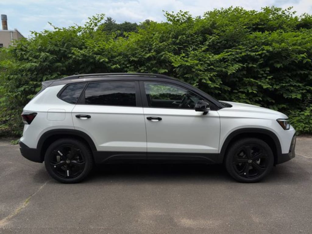 New 2026 Volkswagen Taos 1.5T SE Black SUV
