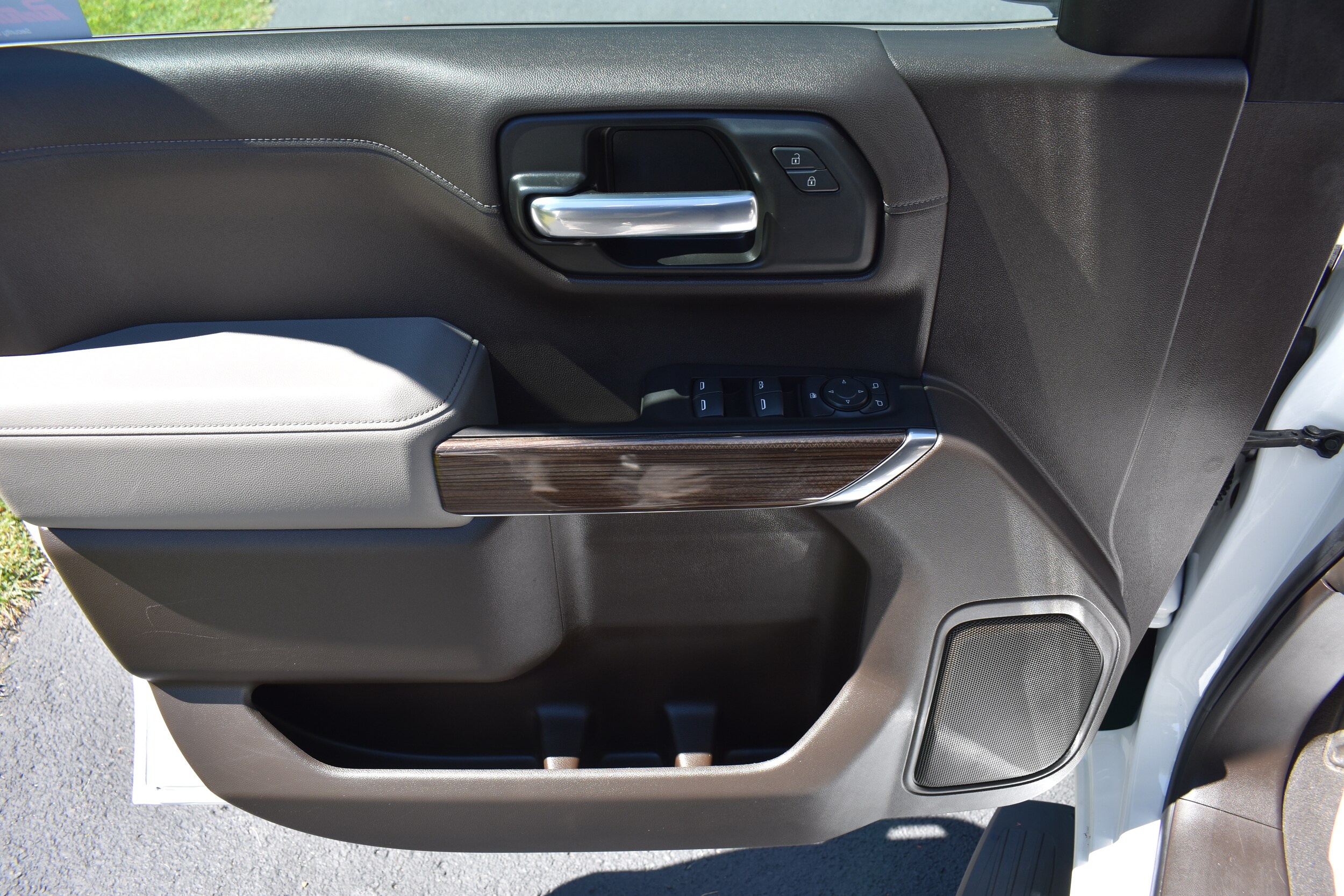 2020 Chevrolet Silverado 1500 LT photo 2