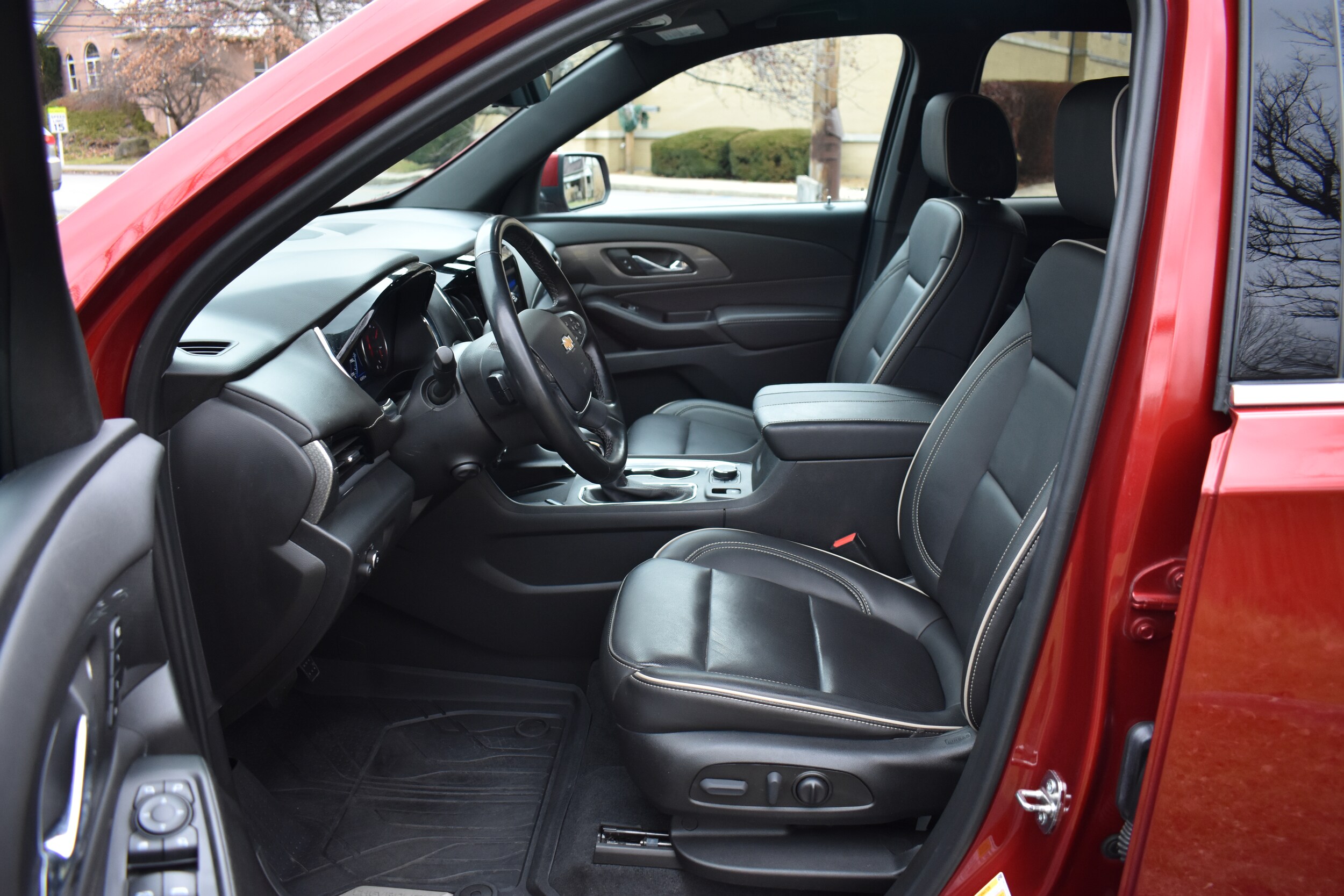 2023 Chevrolet Traverse Premier photo 3