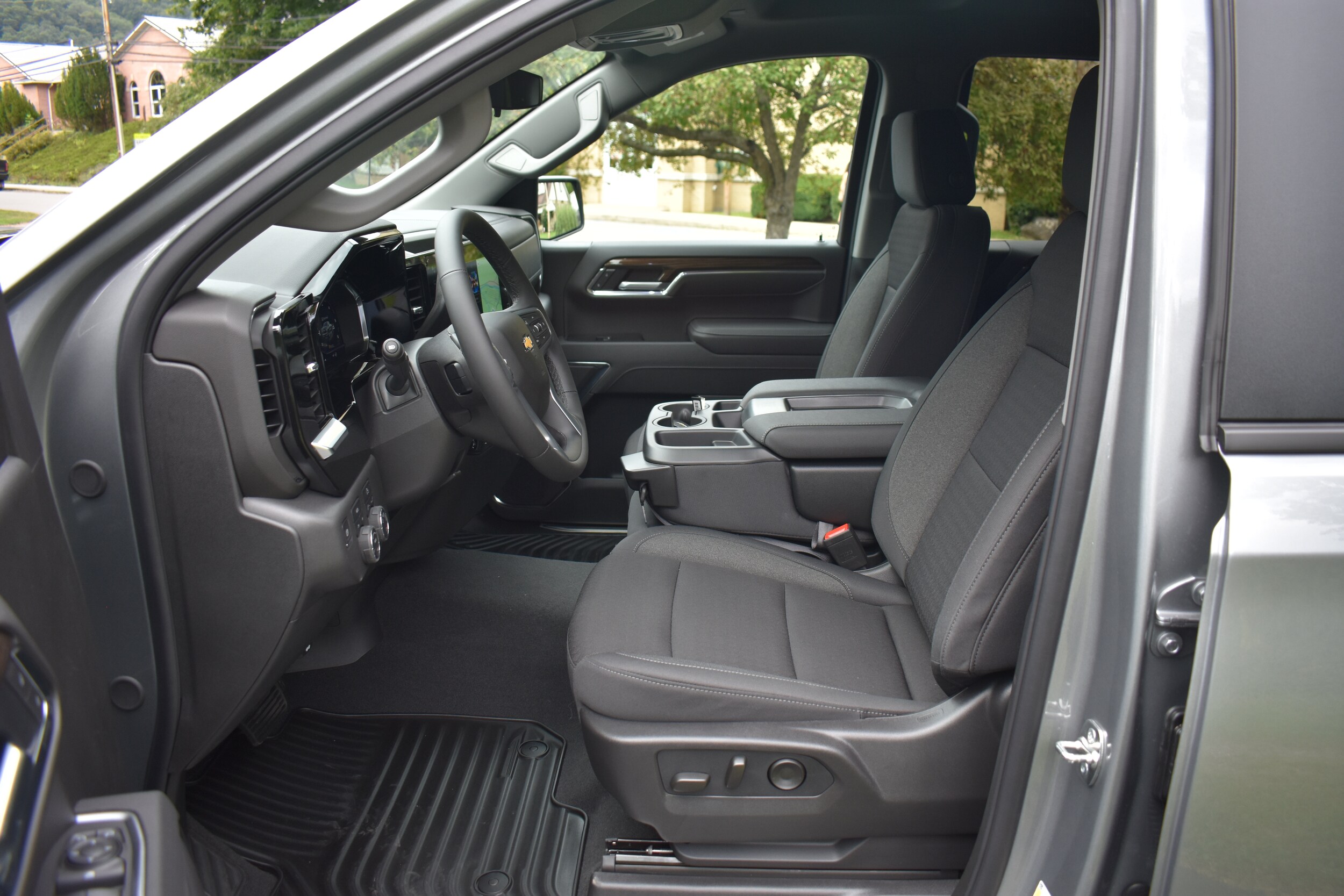 2025 Chevrolet Silverado 1500 LT photo 4